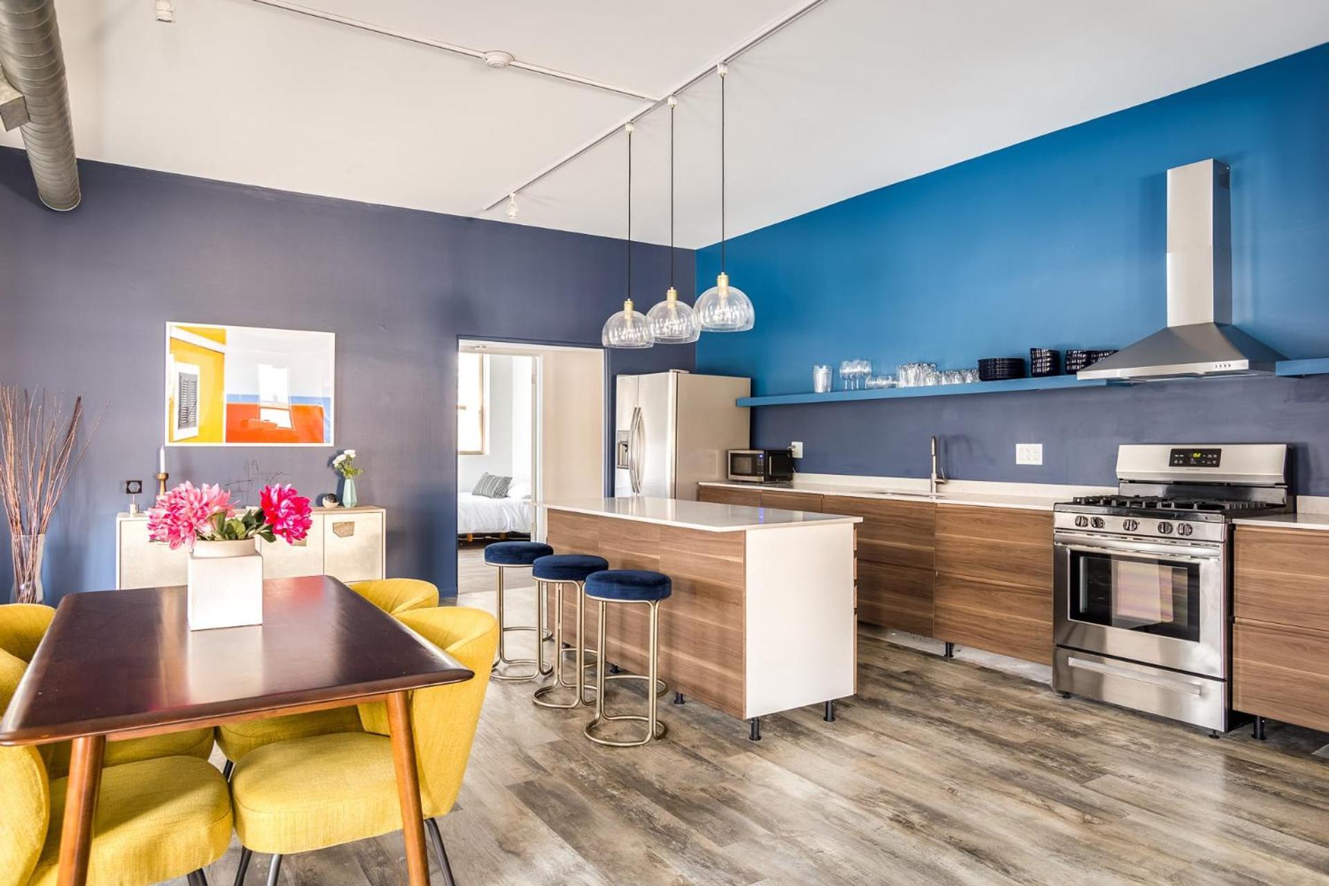 Beautifully Remodeled Second Floor Flat In River North With Private Rooftop - 2s Apartment Chicago