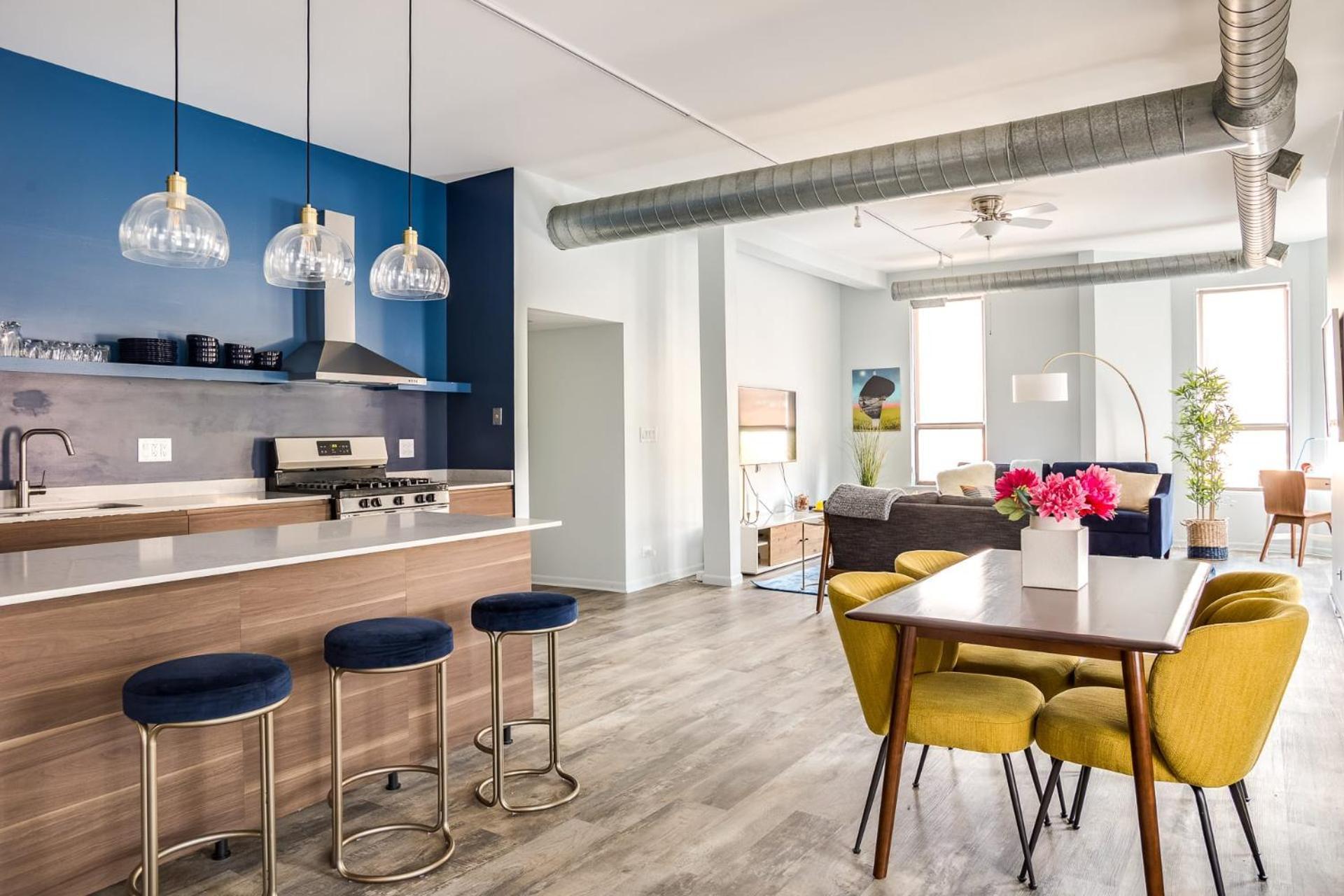 Beautifully Remodeled Second Floor Flat In River North With Private Rooftop - 2s Apartment