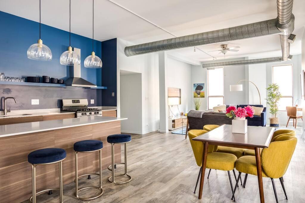 Beautifully Remodeled Second Floor Flat In River North With Private Rooftop - 2s Apartment *