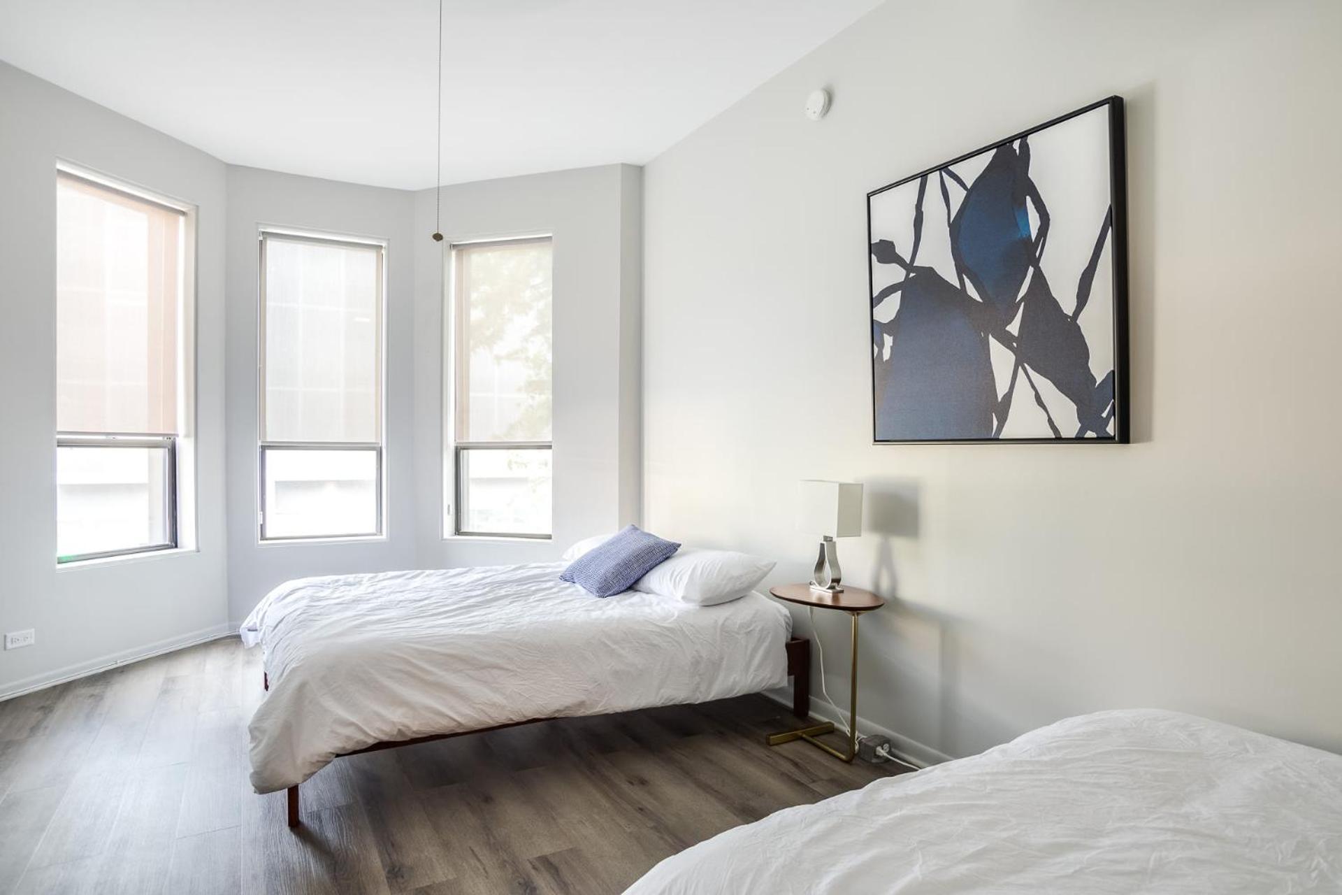 Apartment Beautifully Remodeled Second Floor Flat In River North With Private Rooftop - 2s *