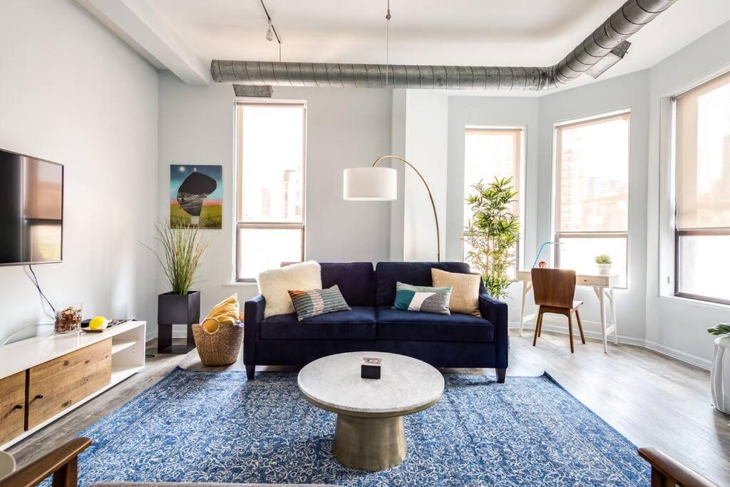 Beautifully Remodeled Second Floor Flat In River North With Private Rooftop - 2s * Chicago