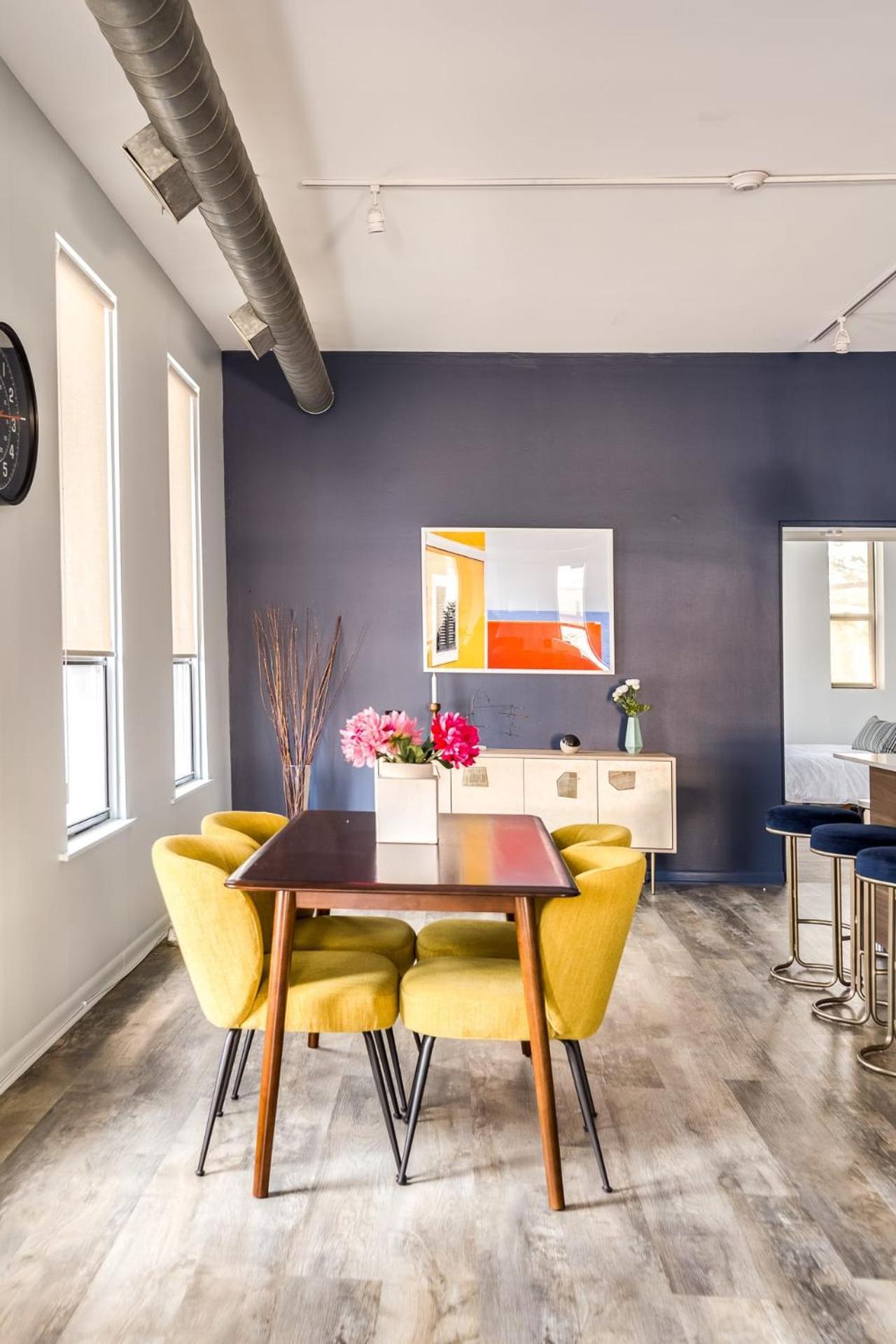 Apartment Beautifully Remodeled Second Floor Flat In River North With Private Rooftop - 2s
