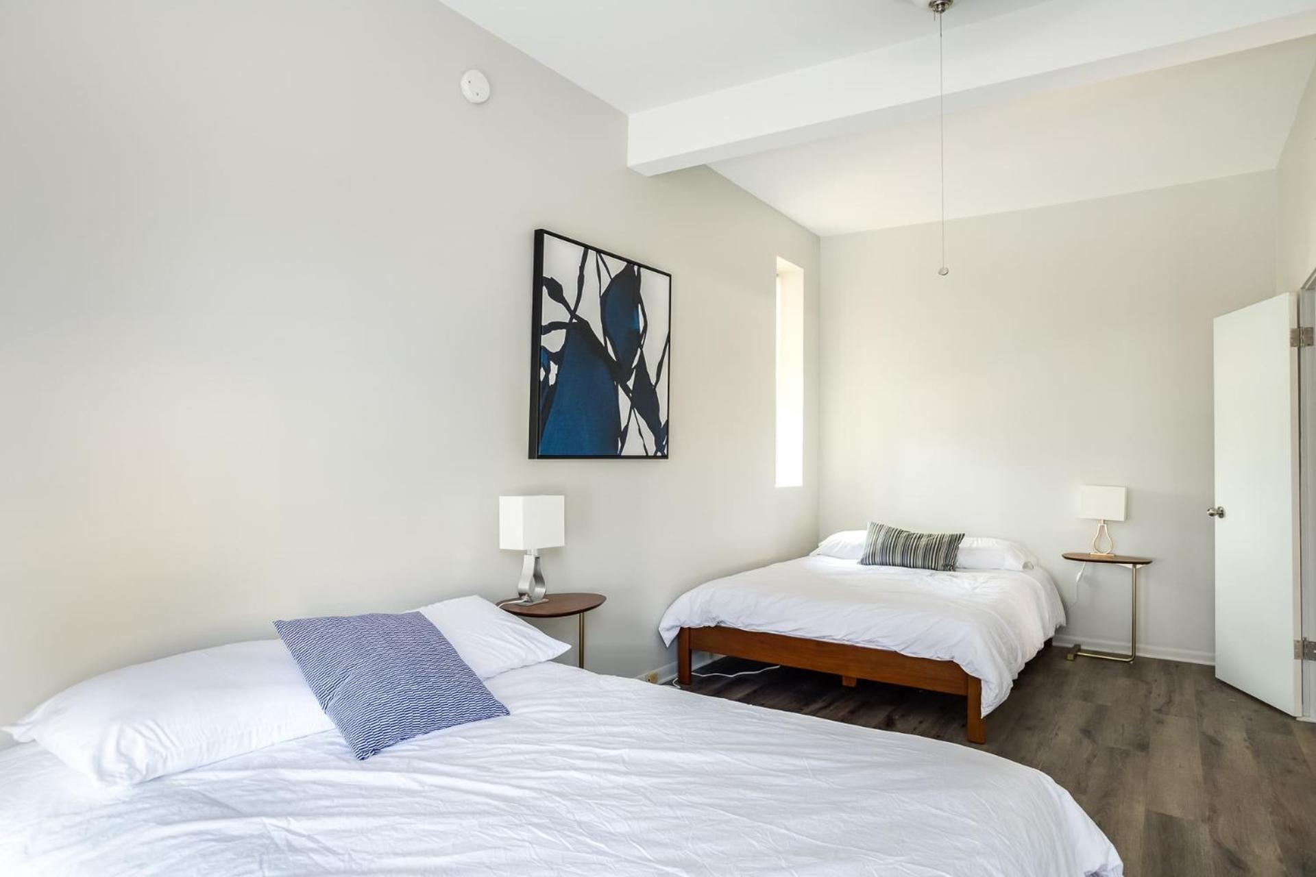 Beautifully Remodeled Second Floor Flat In River North With Private Rooftop - 2s Apartment *