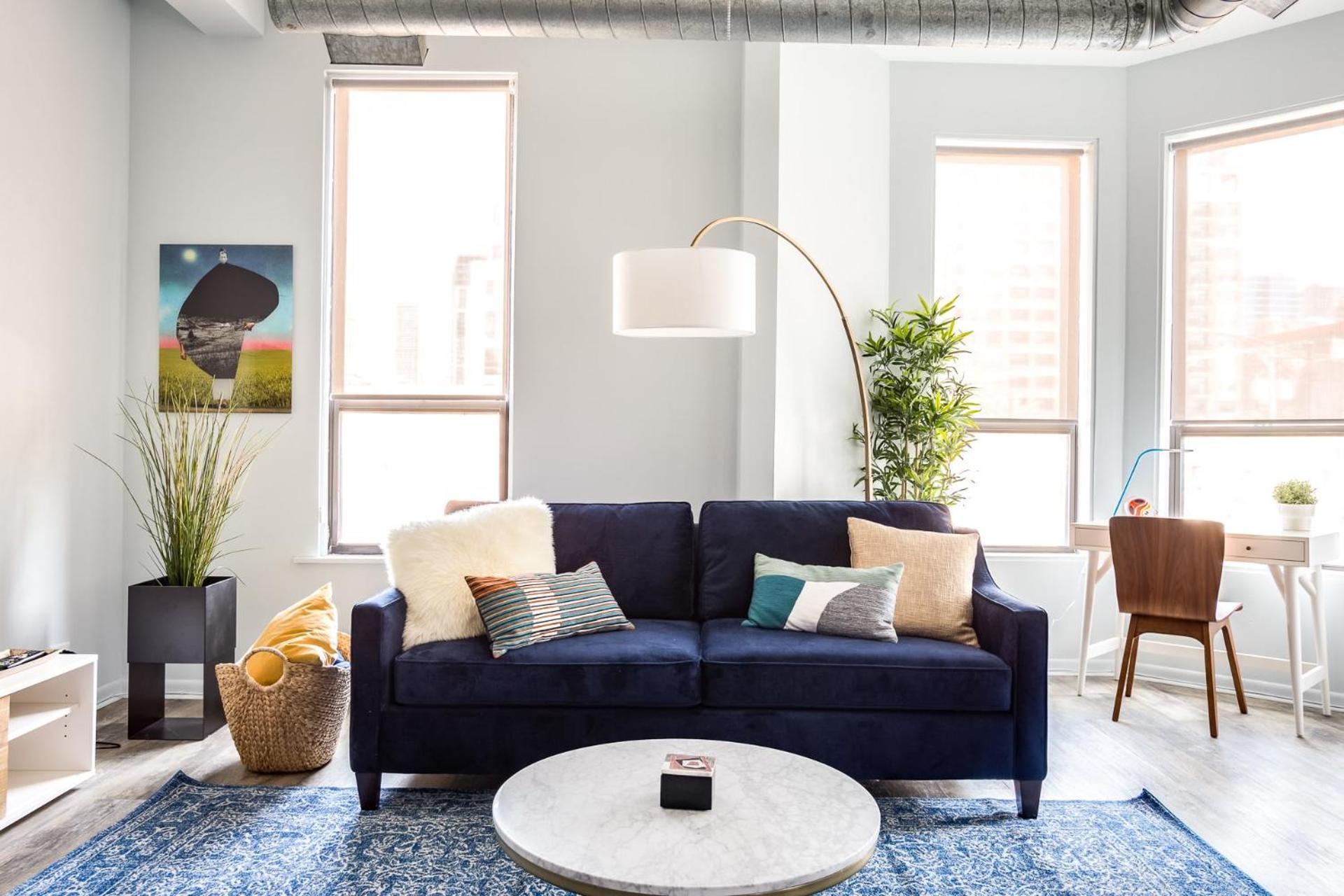 Beautifully Remodeled Second Floor Flat In River North With Private Rooftop - 2s Apartment
