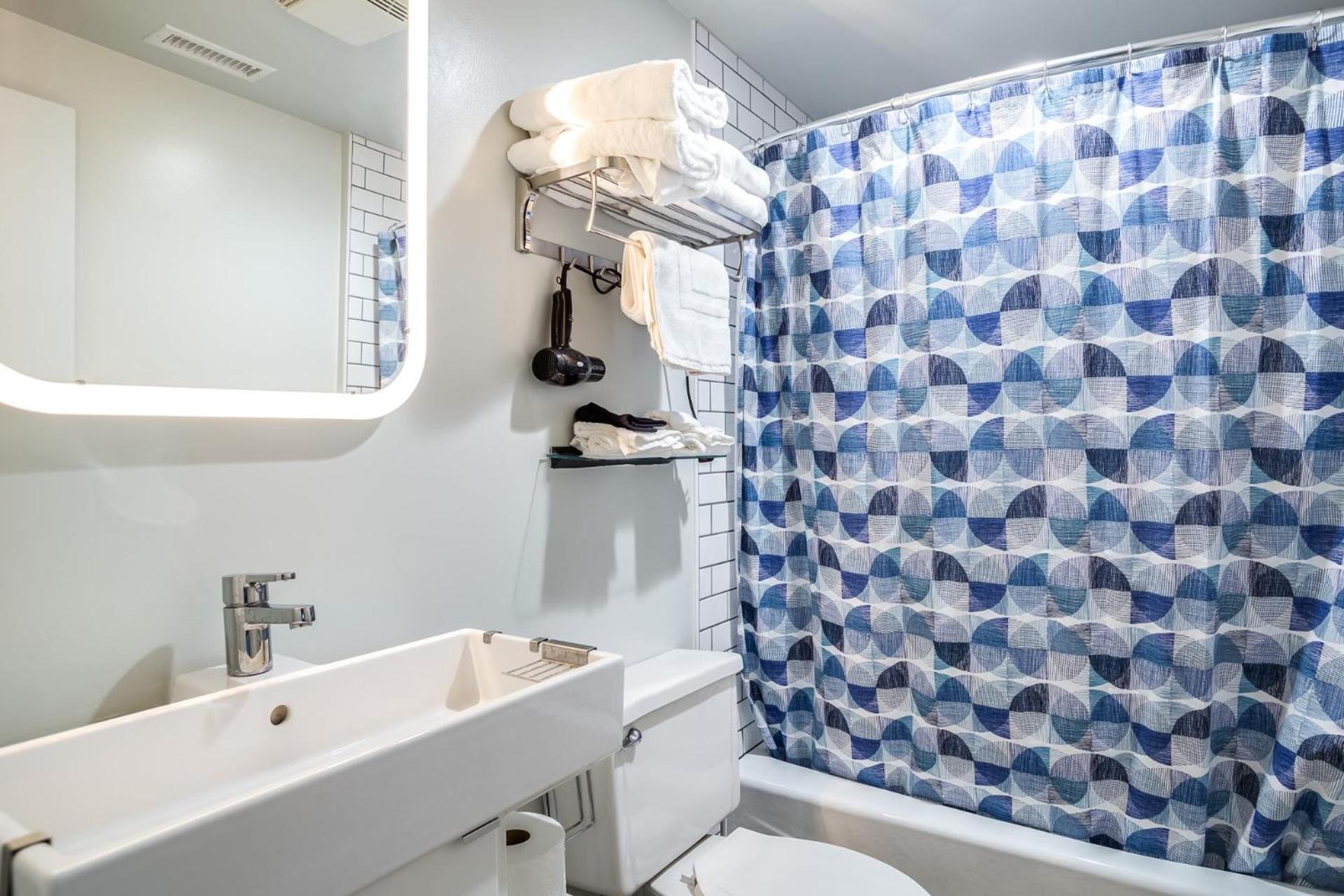 Beautifully Remodeled Second Floor Flat In River North With Private Rooftop - 2s Apartment *