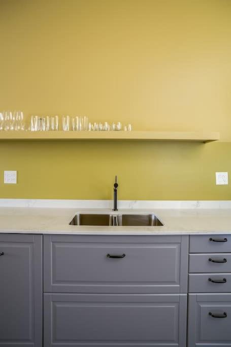 Beautifully Remodeled Third Floor Flat In River North - 3n * Chicago