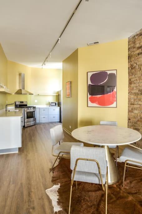 Beautifully Remodeled Third Floor Flat In River North - 3n Apartment