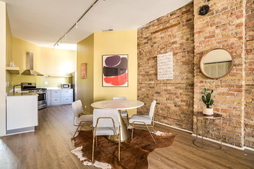 Beautifully Remodeled Third Floor Flat In River North - 3n Apartment *