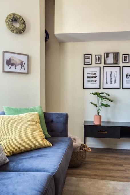 Beautifully Remodeled Third Floor Flat In River North - 3n *