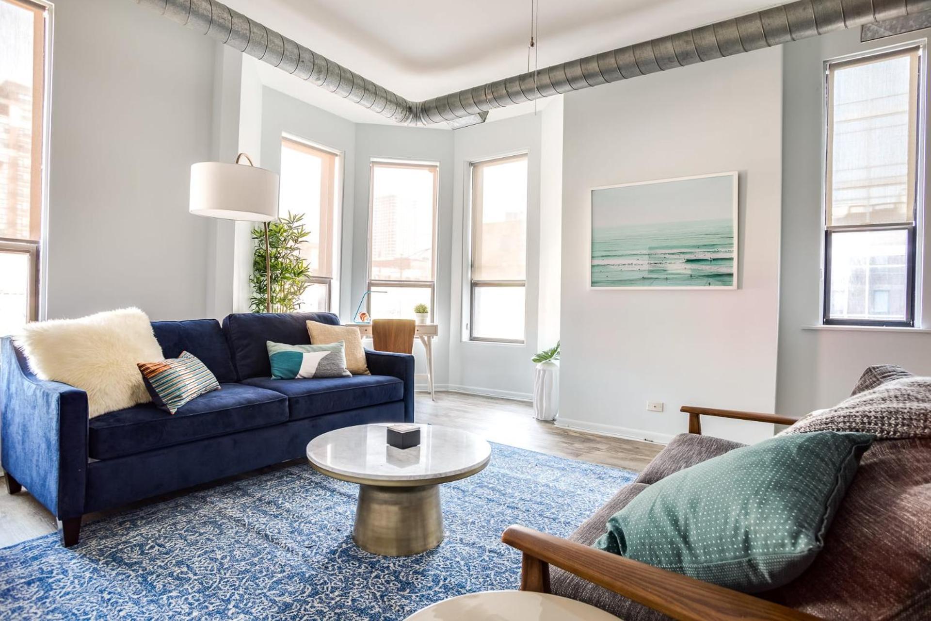 Apartment Beautifully Remodeled Second Floor Flat In River North With Private Rooftop - 2s