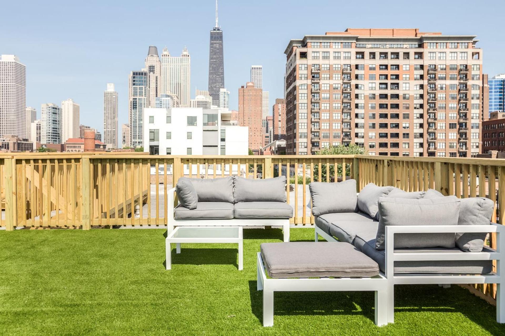 Beautifully Remodeled Second Floor Flat In River North With Private Rooftop - 2s Apartment *