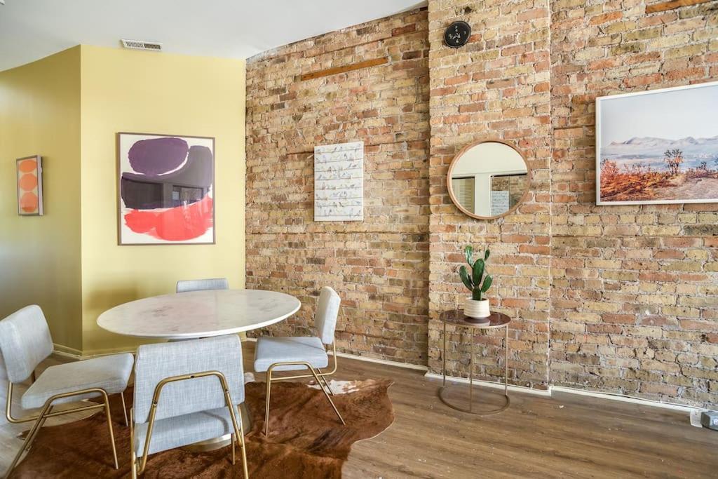 Beautifully Remodeled Third Floor Flat In River North - 3n Apartment Chicago