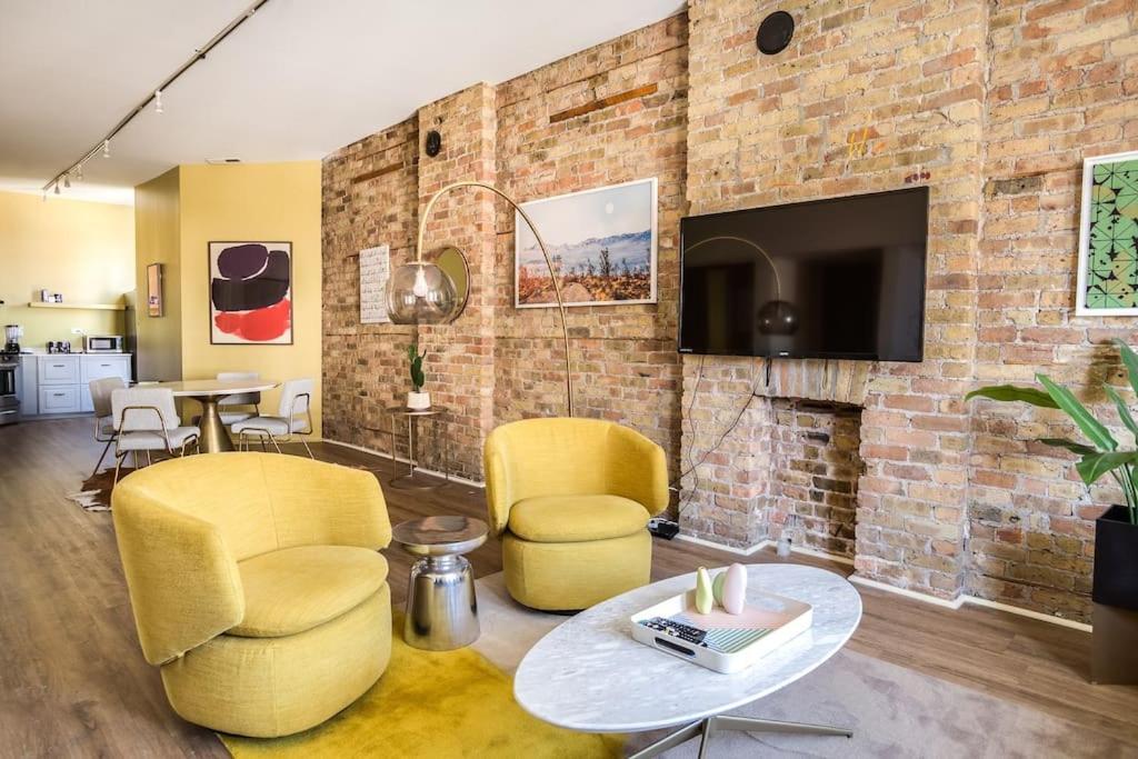 Beautifully Remodeled Third Floor Flat In River North - 3n * Chicago