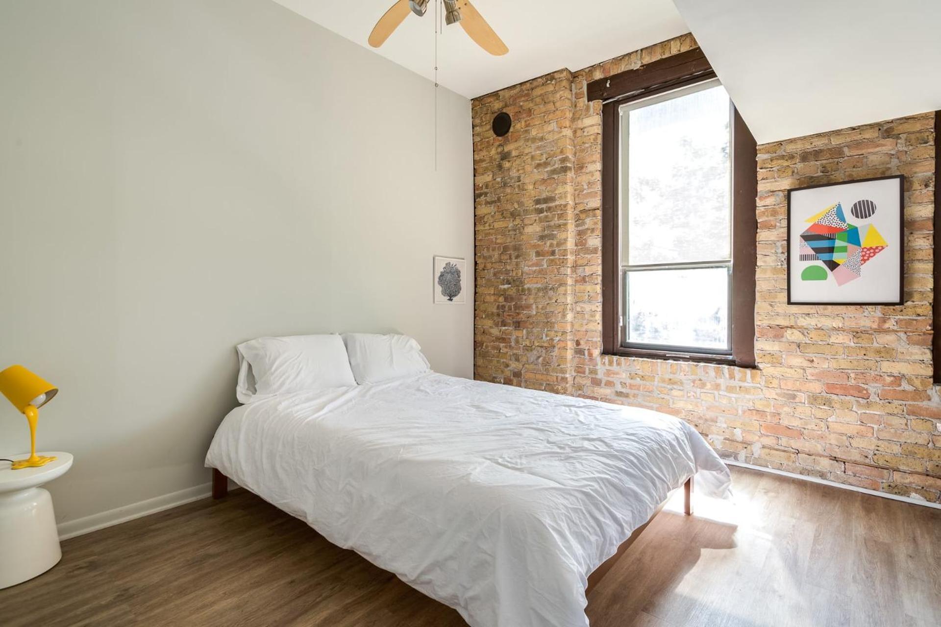 Beautifully Remodeled Third Floor Flat In River North - 3n Apartment