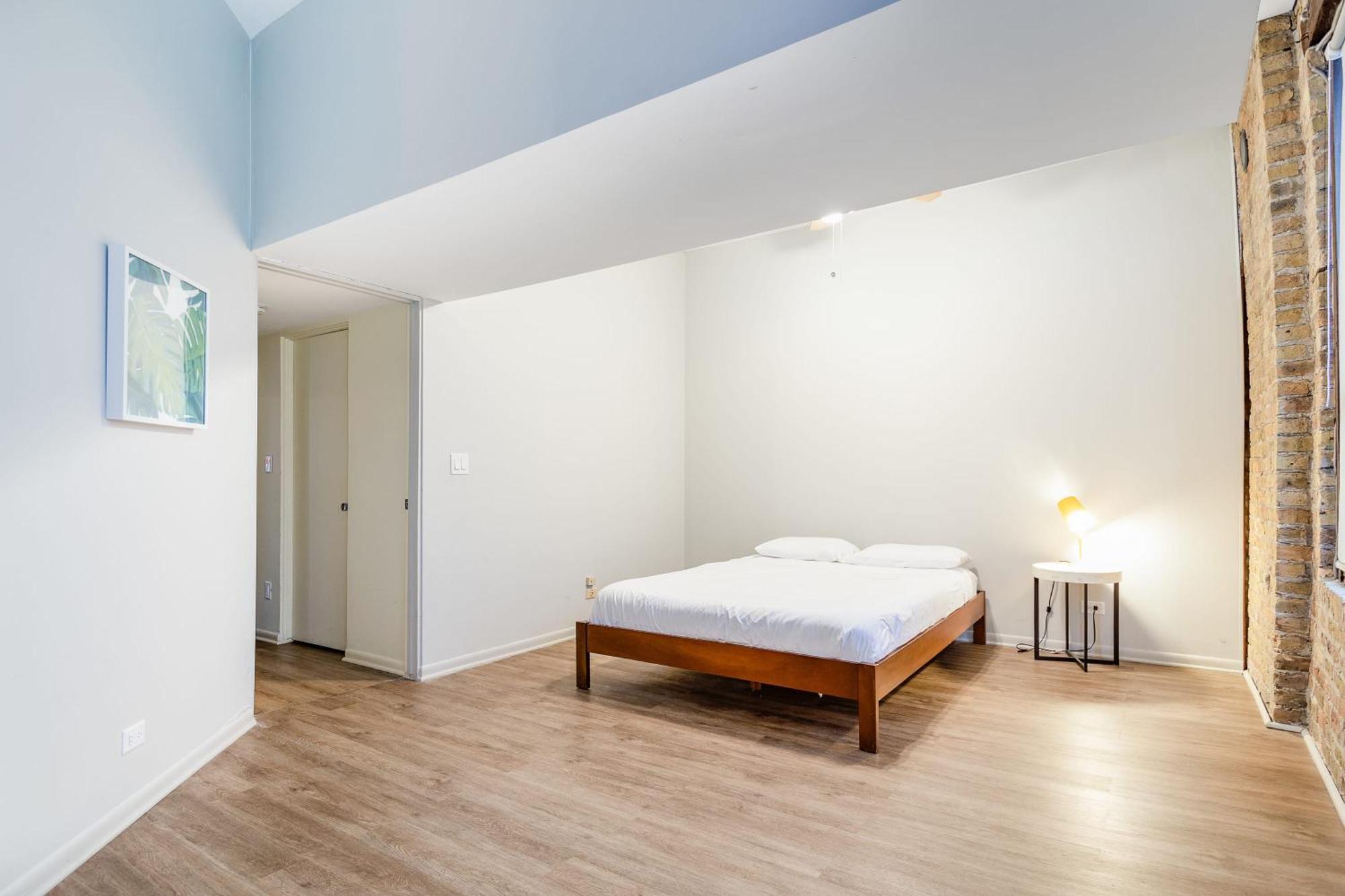 Beautifully Remodeled Third Floor Flat In River North - 3n *