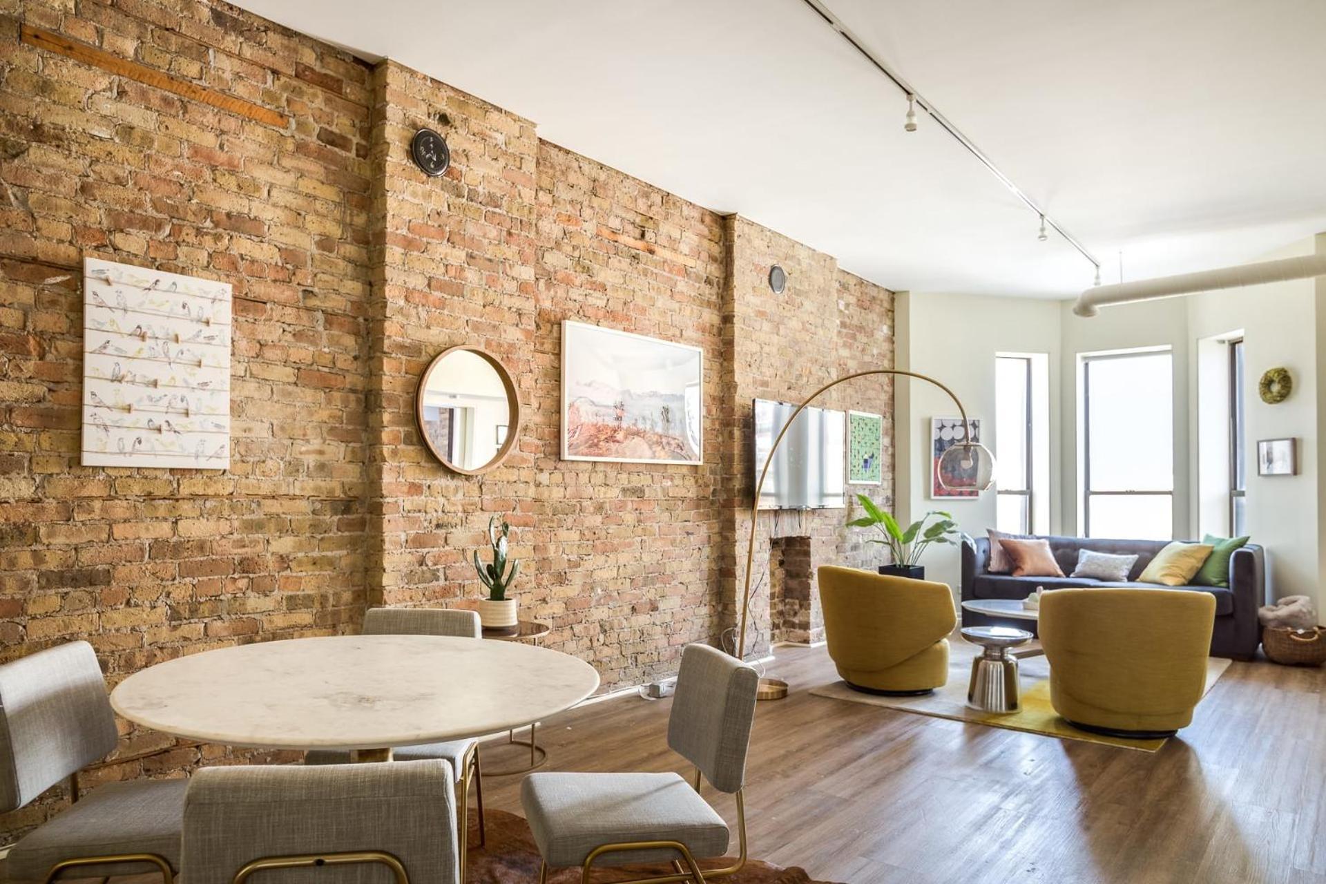 Beautifully Remodeled Third Floor Flat In River North - 3n *