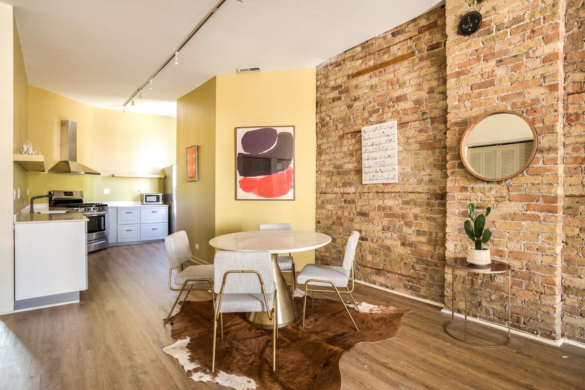 Beautifully Remodeled Third Floor Flat In River North - 3n