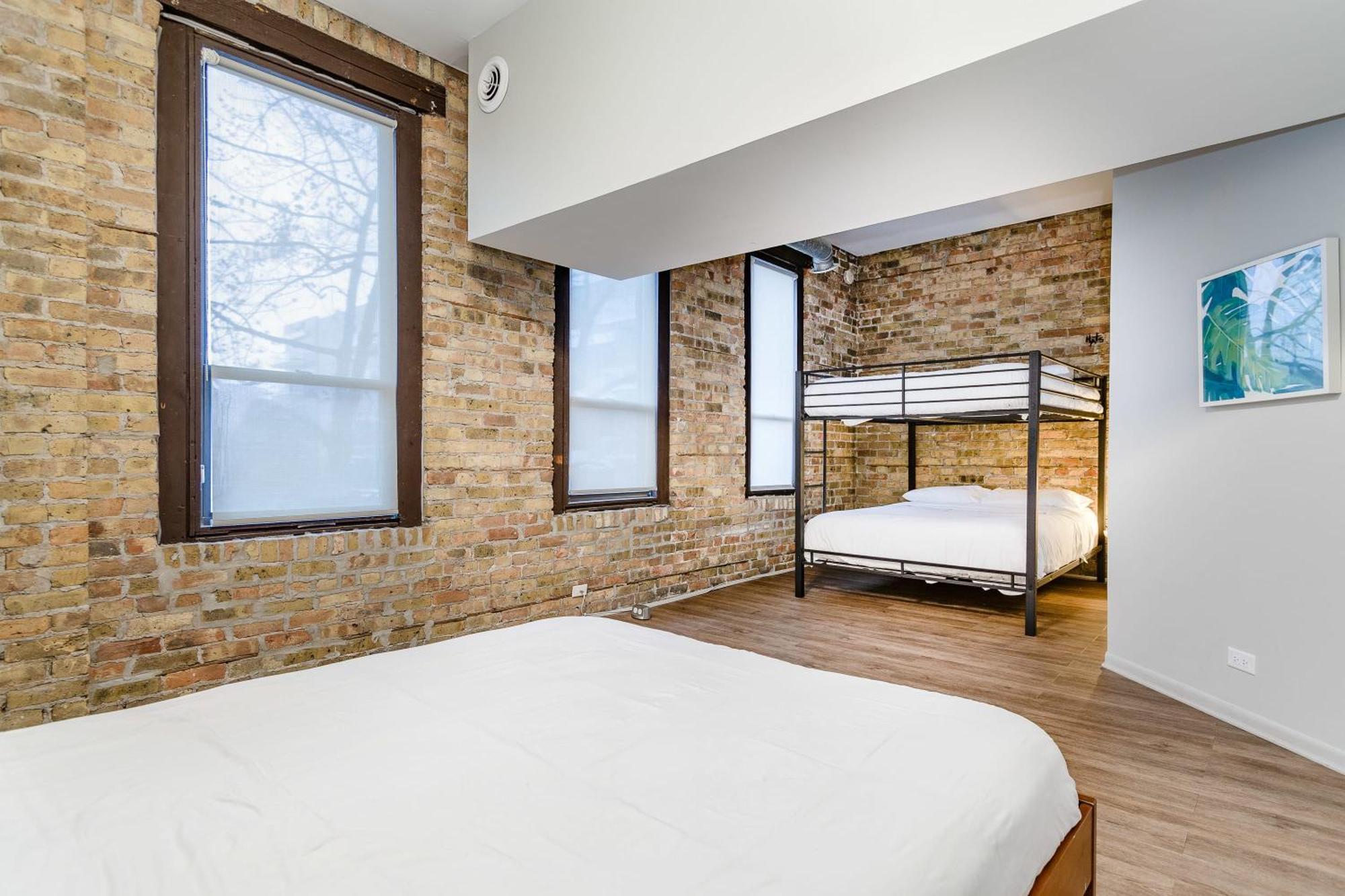 Beautifully Remodeled Third Floor Flat In River North - 3n Apartment