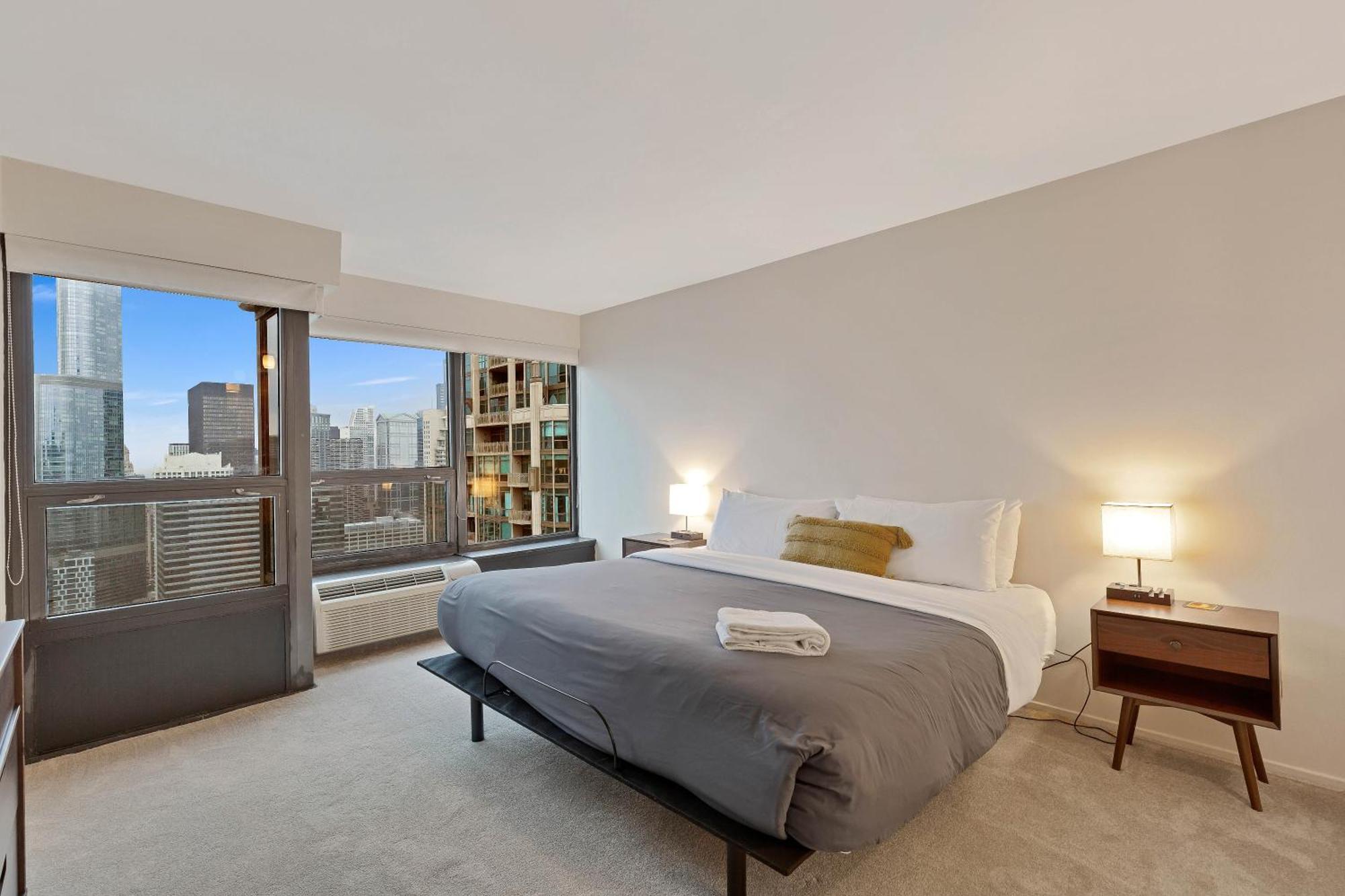 2bd River North With Million Dollar Views! Chicago
