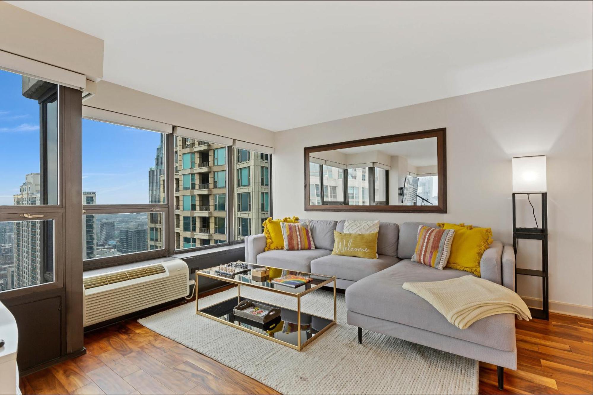 Apartment 2bd River North With Million Dollar Views! *