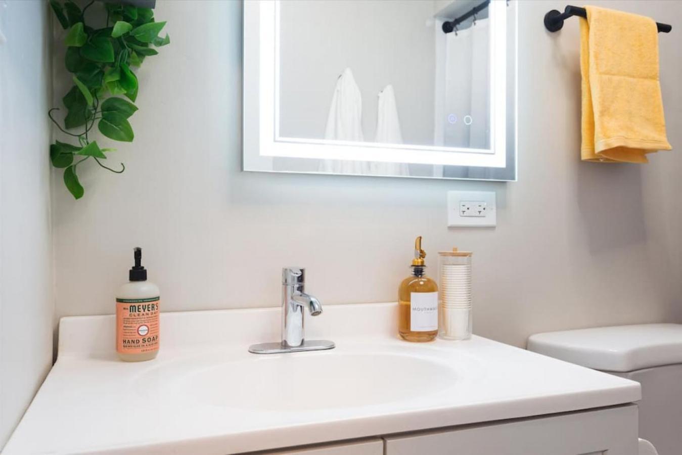Cute 2 Bedrooms - 12 Min From Downtown Chicagi Apartment Chicago