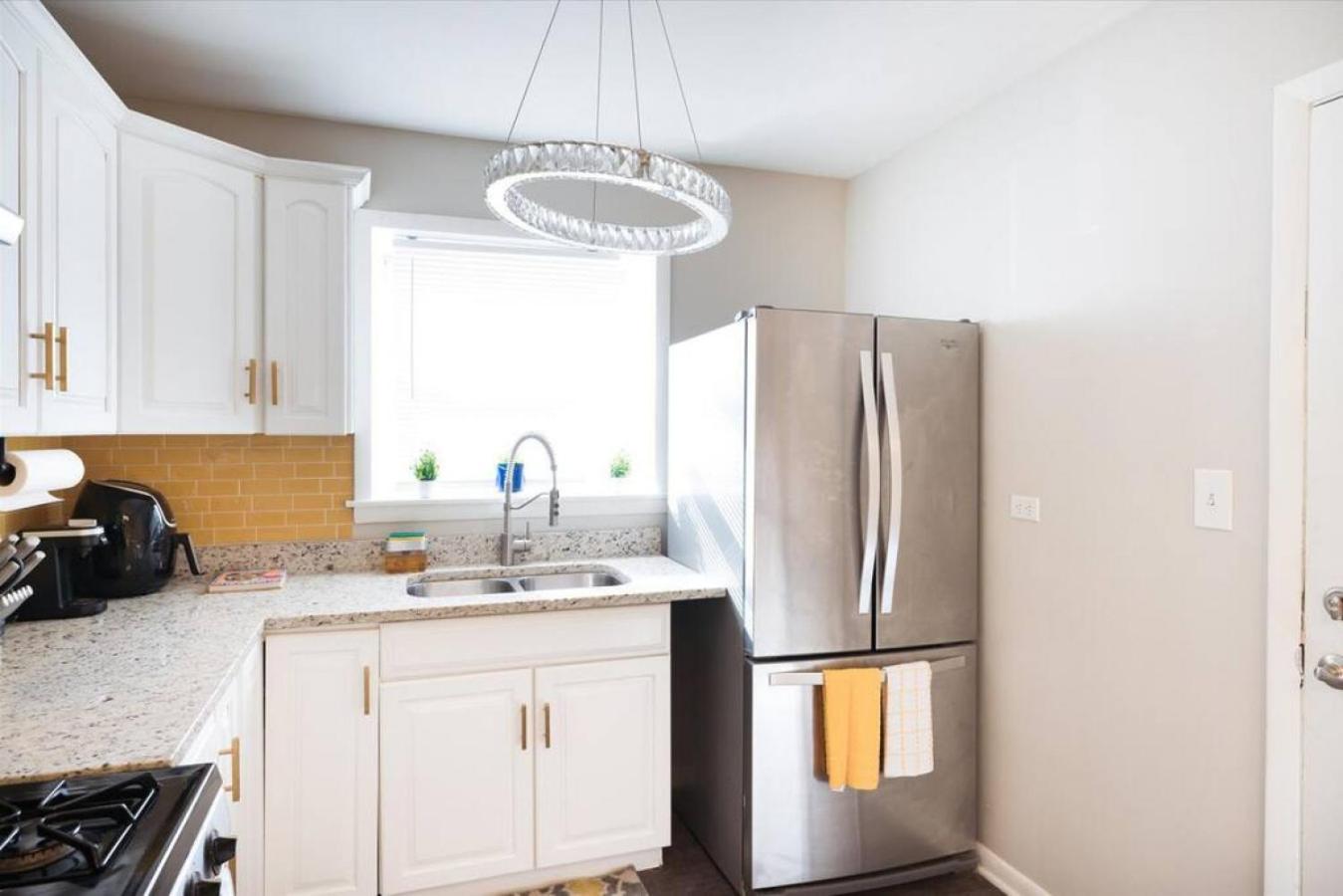 Cute 2 Bedrooms - 12 Min From Downtown Chicagi Apartment *