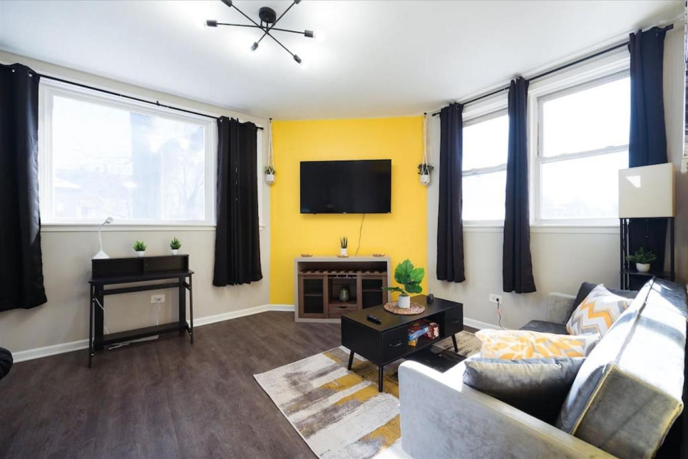 Cute 2 Bedrooms - 12 Min From Downtown Chicagi Apartment *