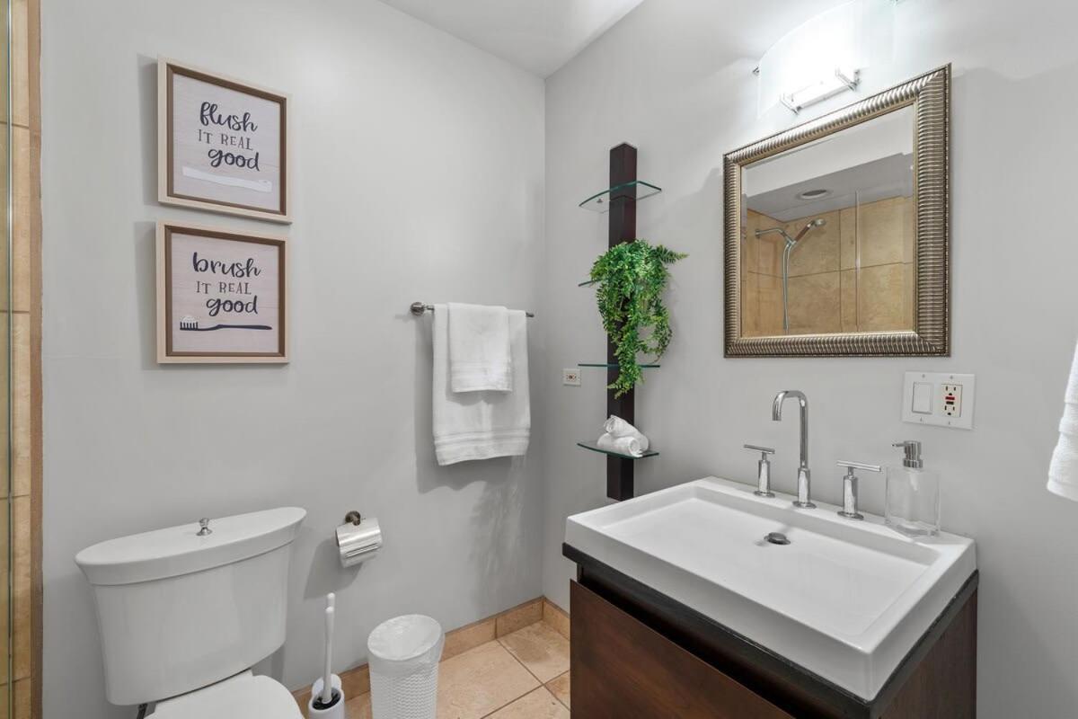Holiday home Luxury Retreat With Theater Chicago