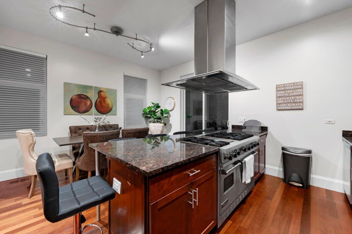Holiday home Luxury Retreat With Theater Chicago