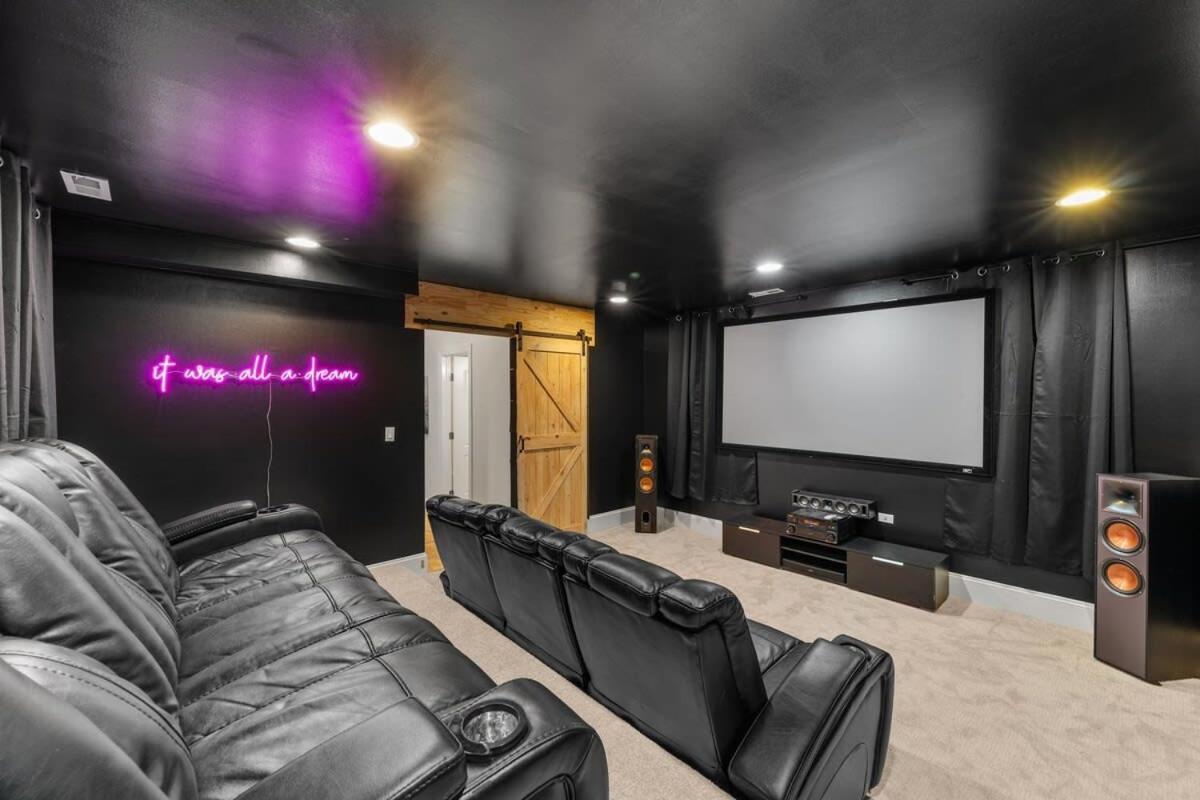 Holiday home Luxury Retreat With Theater Chicago