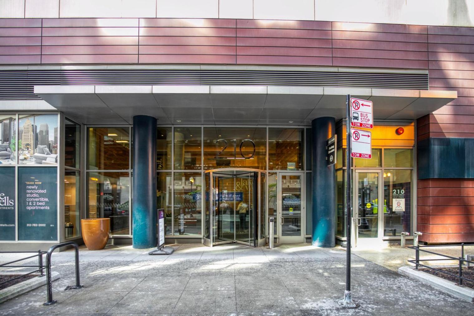 Loop W Pool Gym Nr Theatre District Chi-241