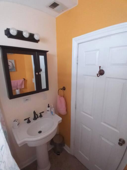 Apartment Tones Comfort Near U Of Chgo And 20min Dtwn Chgo