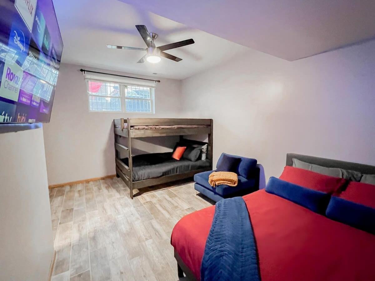 Pool Table, Pingpong, Arcade, 2-car Parking, 3 Floors! Apartment Chicago