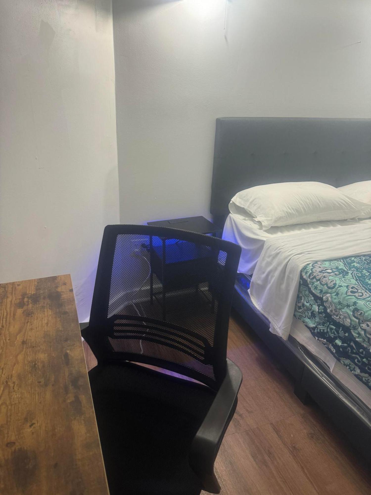Hollywood Llc Guest house *