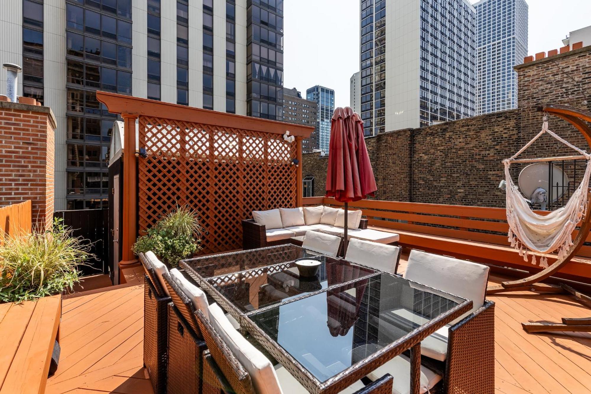 Gold Coast Next To Oak Street Chicago