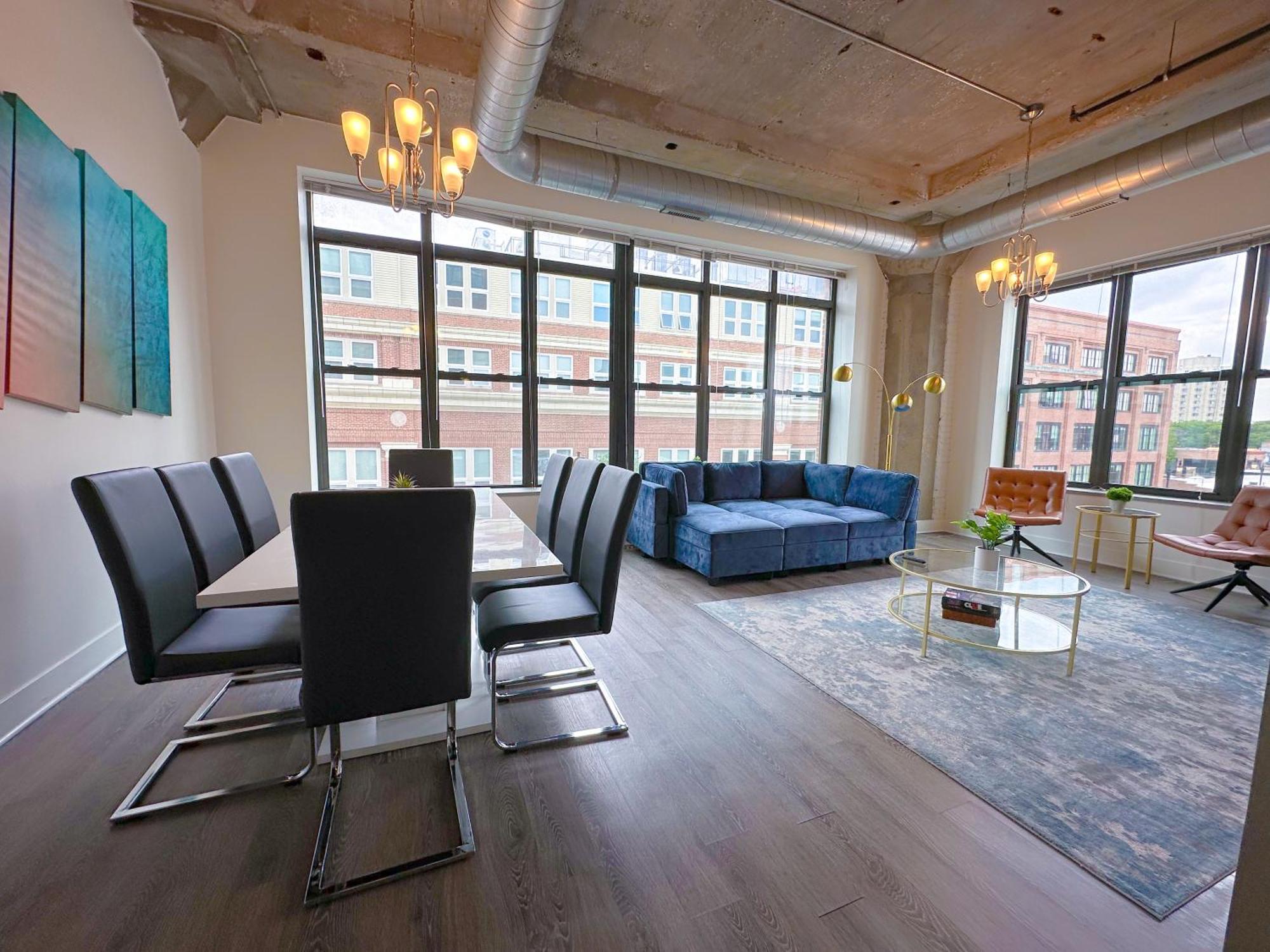 Spacious And Luxurious 3br-2ba Near Mccormick Place With Optional Parking - Sleeps 10 Apartment Chicago
