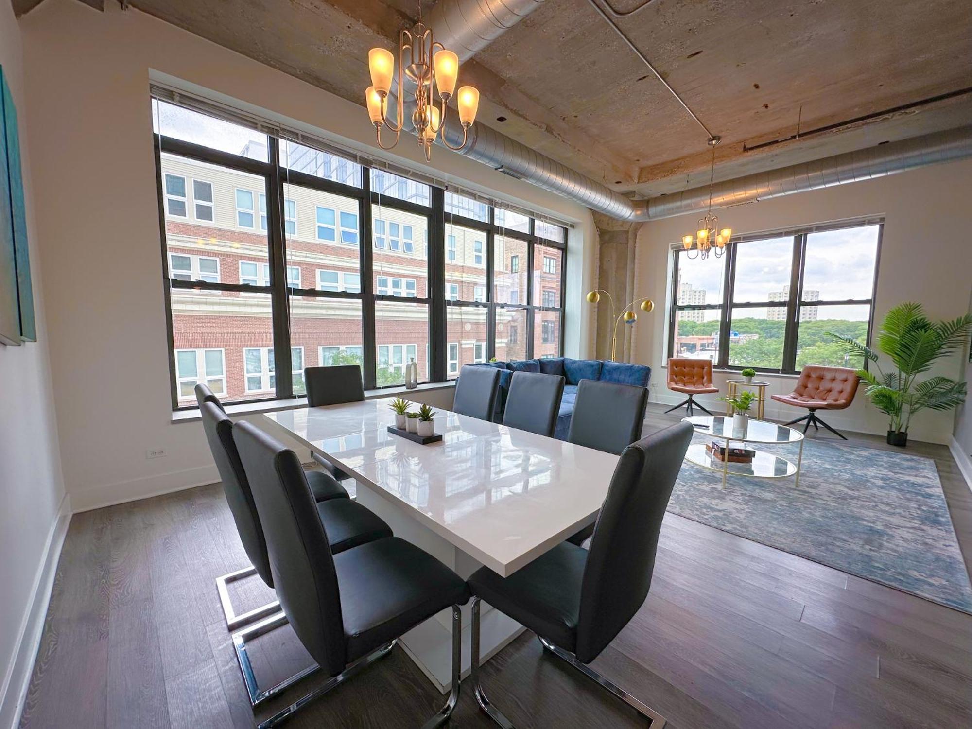 Spacious And Luxurious 3br-2ba Near Mccormick Place With Optional Parking - Sleeps 10 Chicago