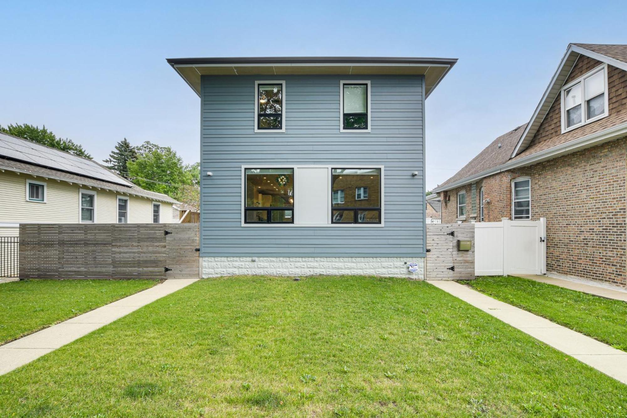 Holiday home Awesome With Game Room, Deck And Yard!