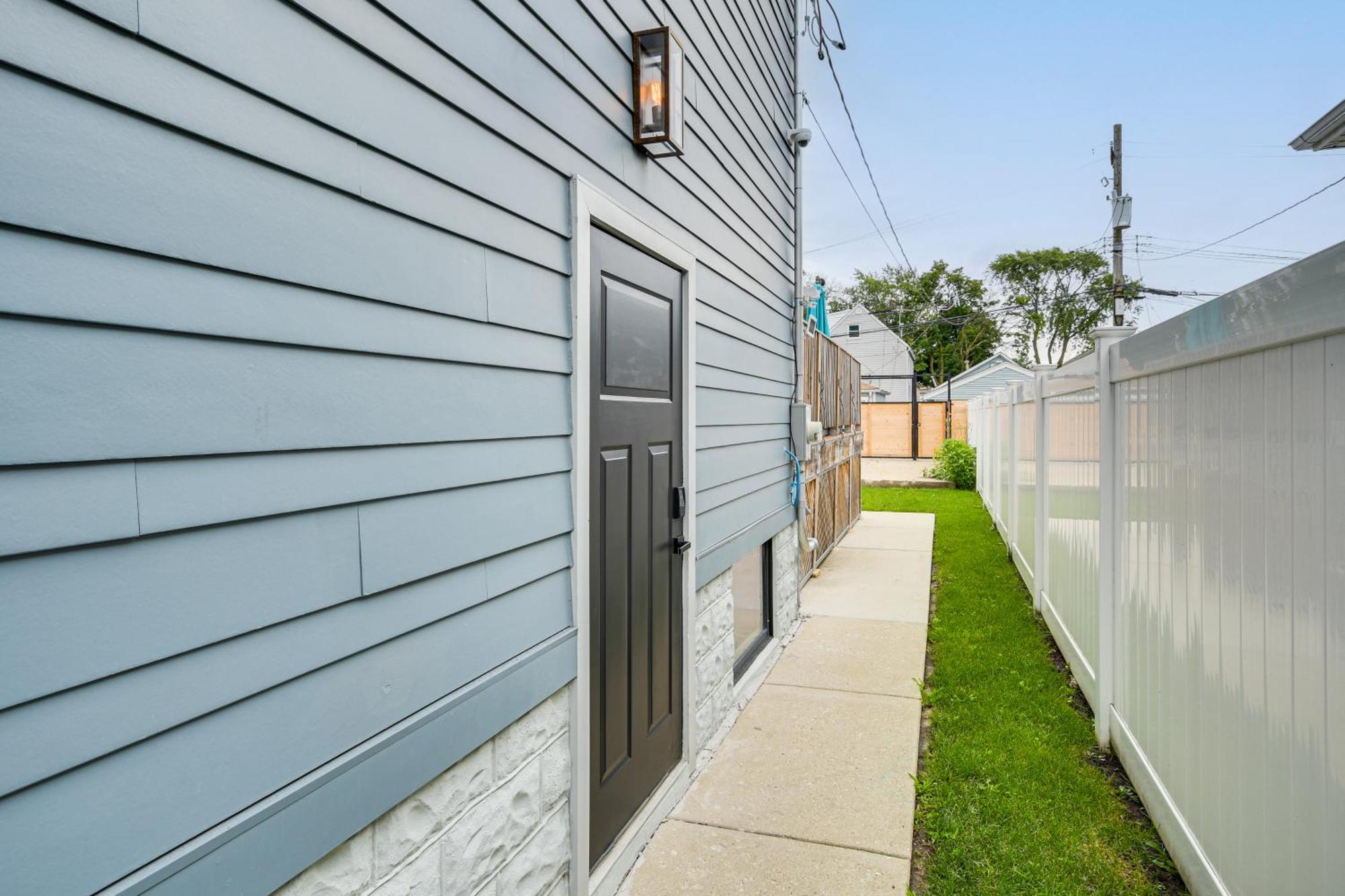 Awesome With Game Room, Deck And Yard! Chicago