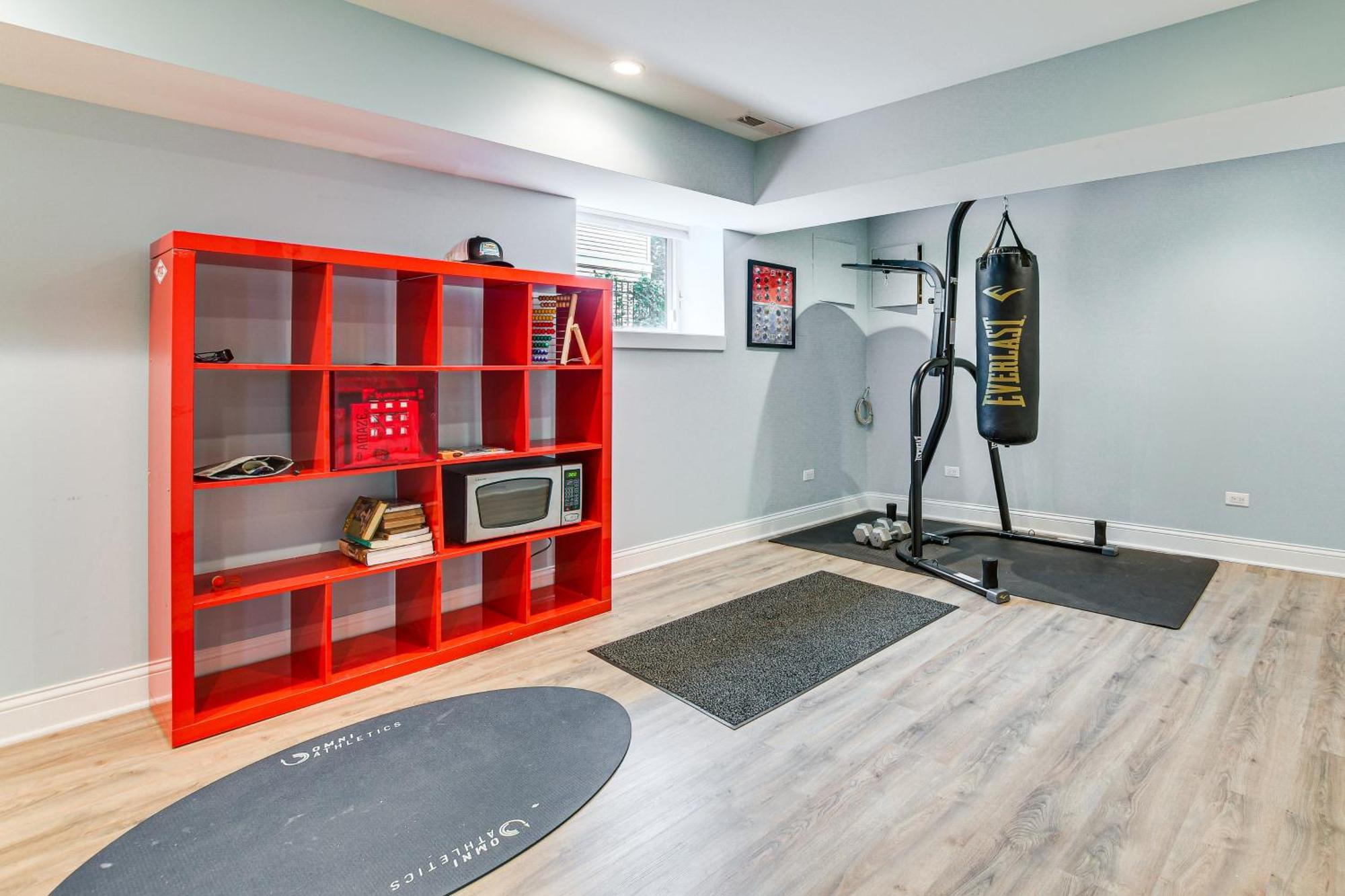 Awesome With Game Room, Deck And Yard! Chicago