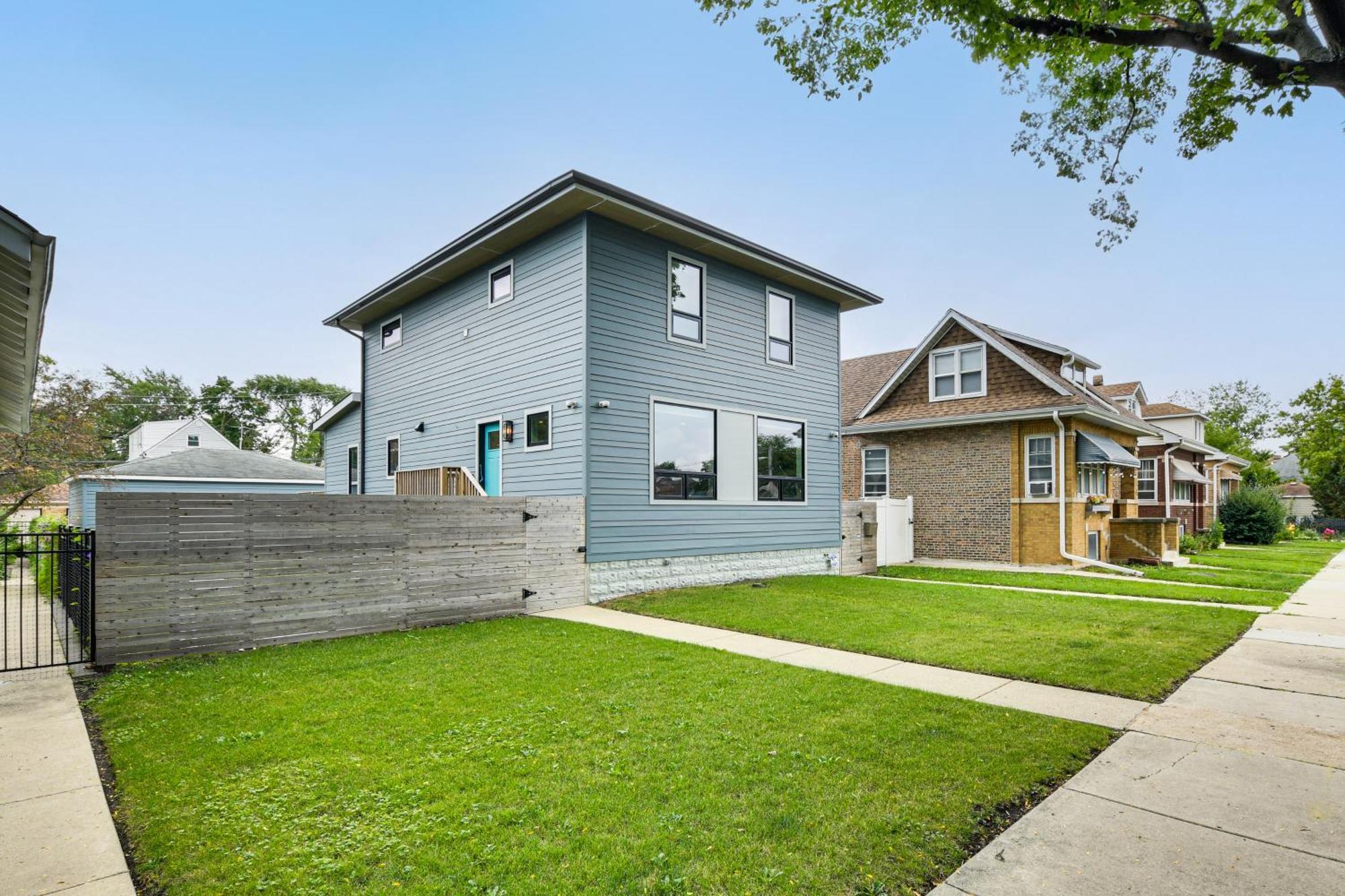 Awesome With Game Room, Deck And Yard! Holiday home Chicago