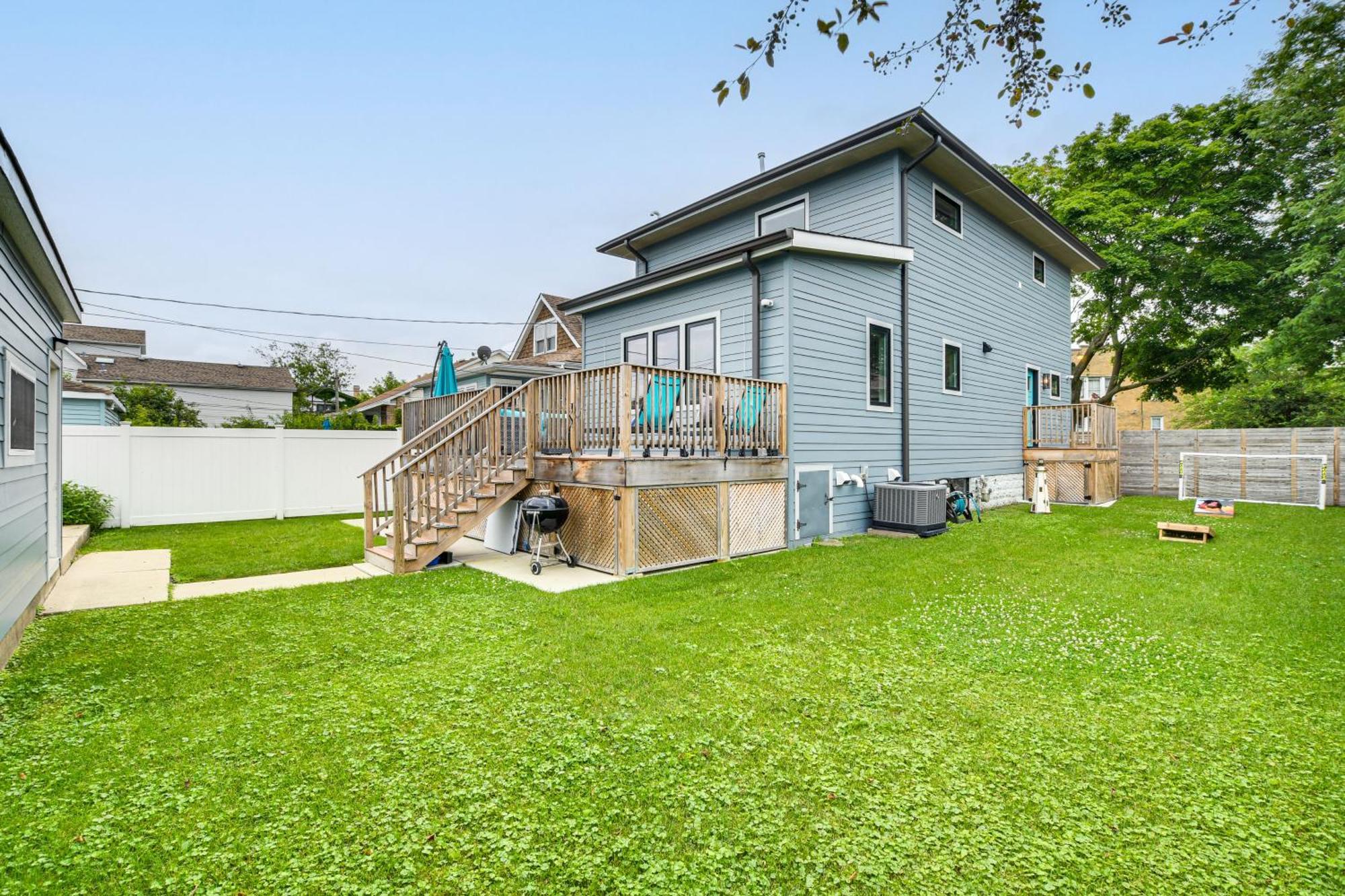 Awesome With Game Room, Deck And Yard! Holiday home