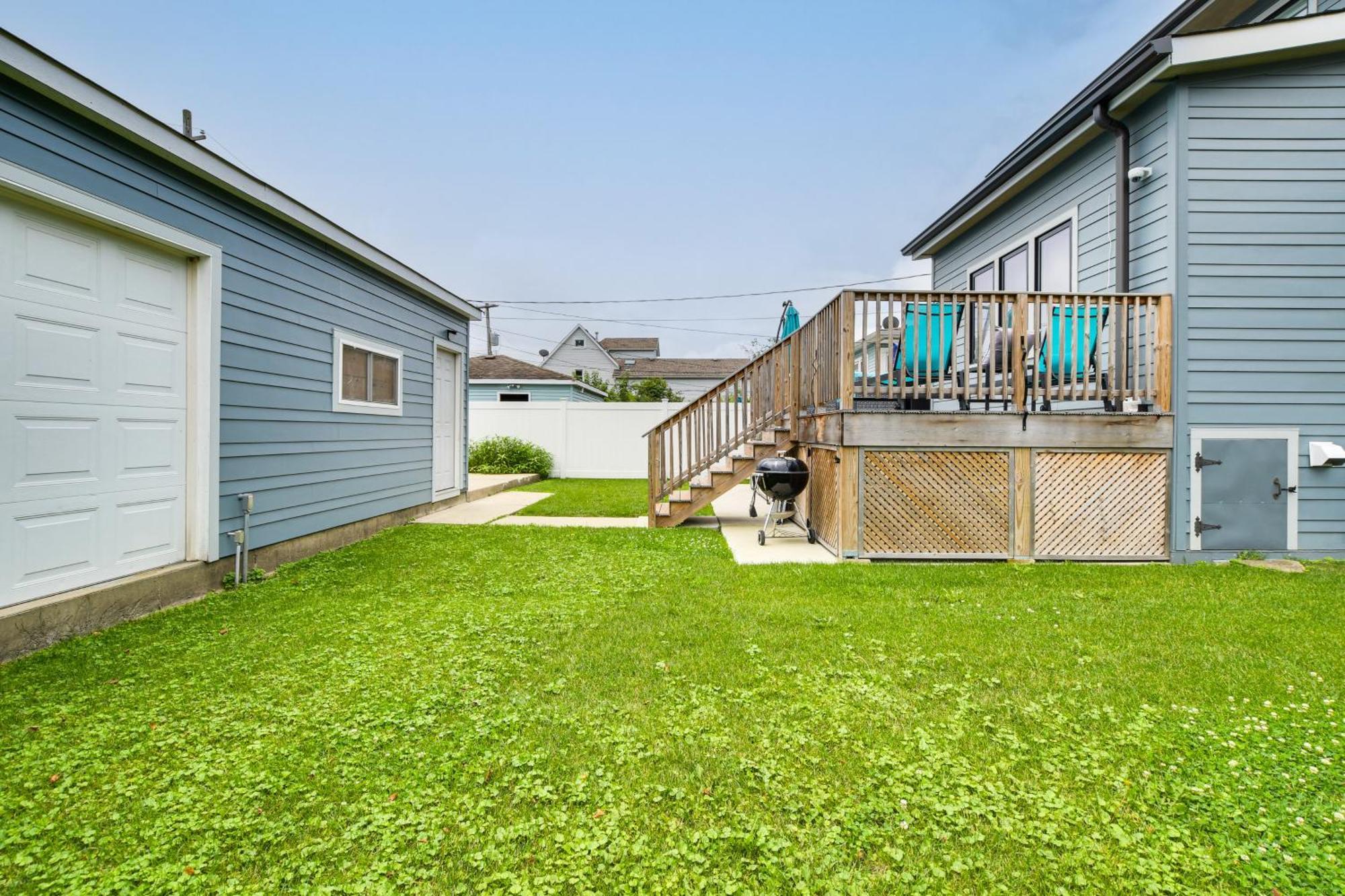 Awesome With Game Room, Deck And Yard! Holiday home *