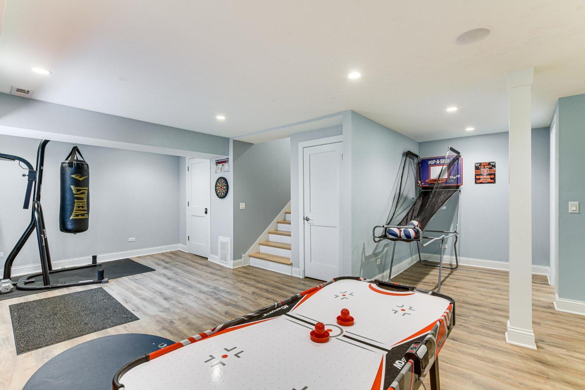 Awesome With Game Room, Deck And Yard! Holiday home Chicago
