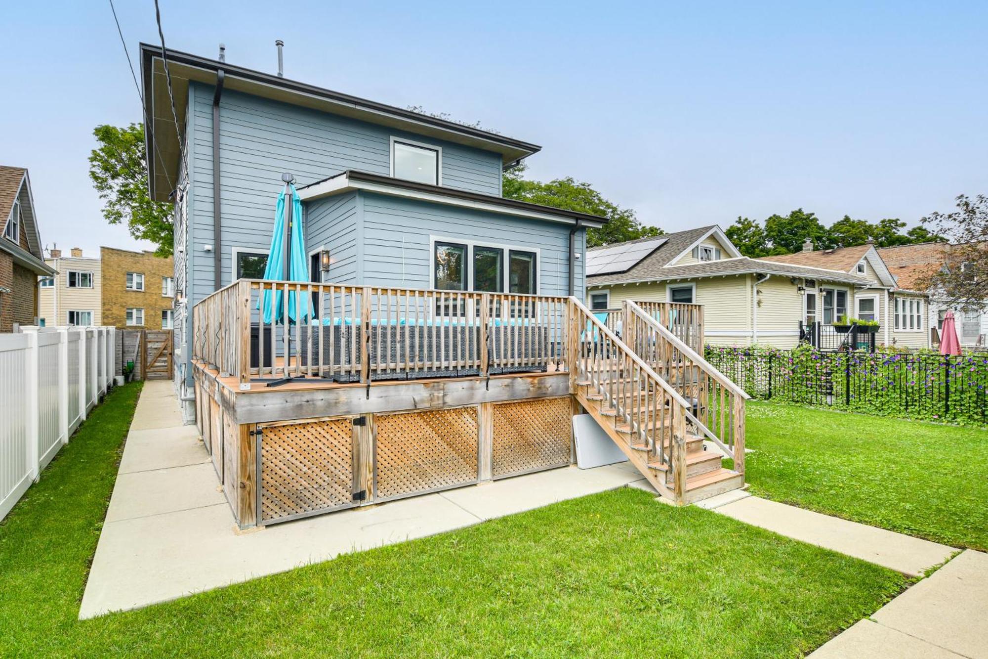 Awesome With Game Room, Deck And Yard! Chicago