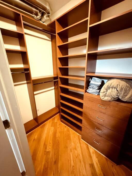 Apartment 5 Bed 4 Bathroom In 10min Drive From Downtown *