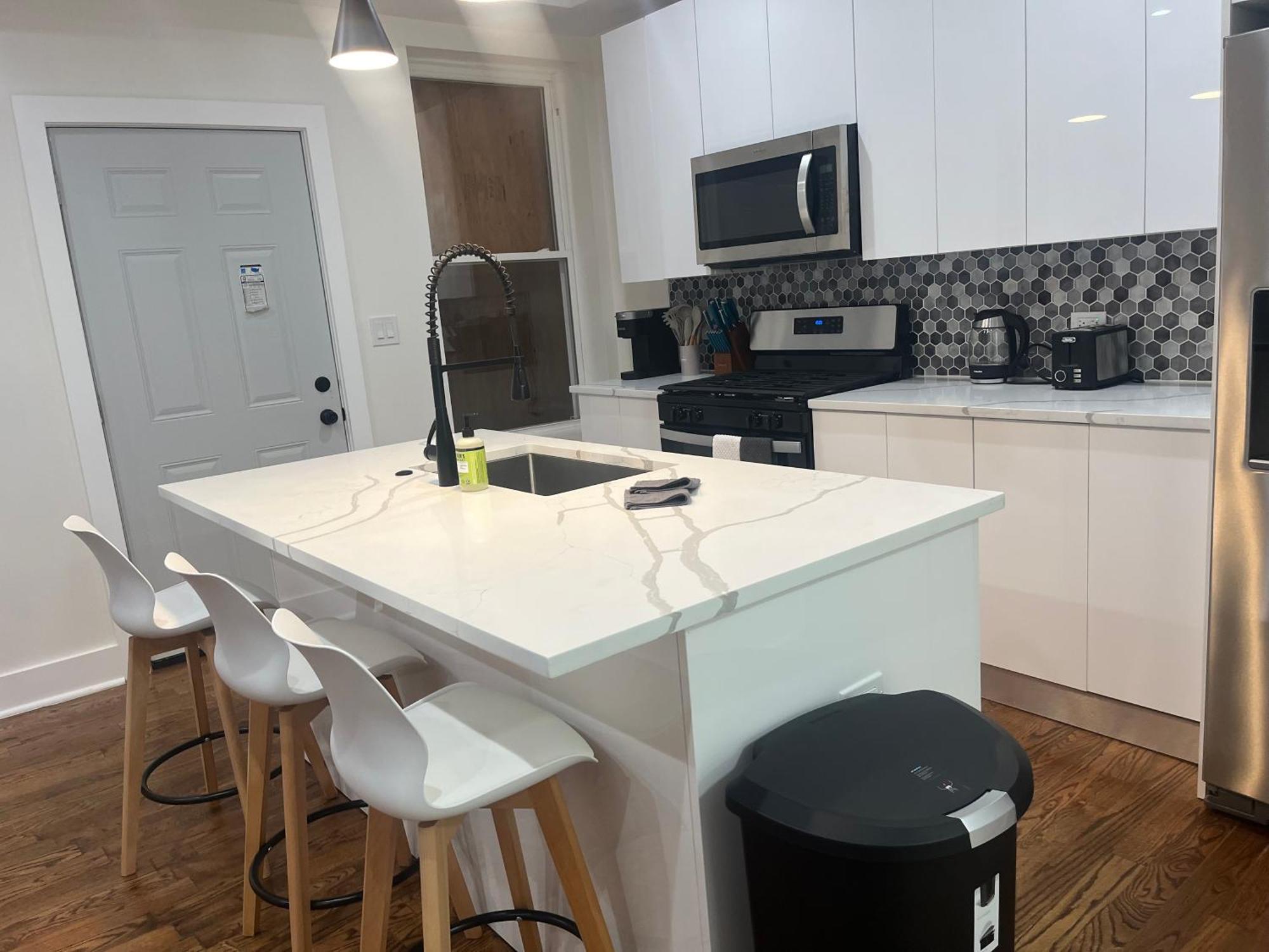 Chic Euro Getaway- Close To Downtown Apartment *