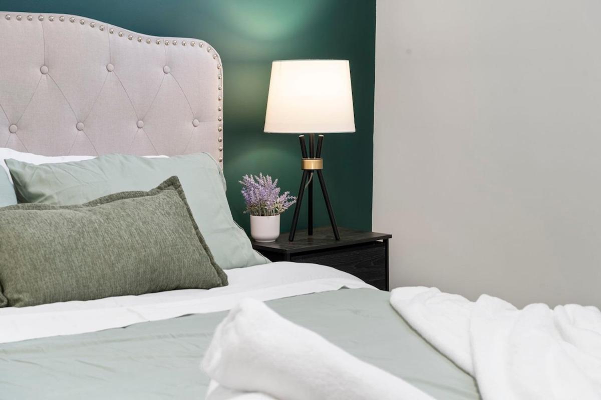 2 Bed & 3 Bath Apartment *