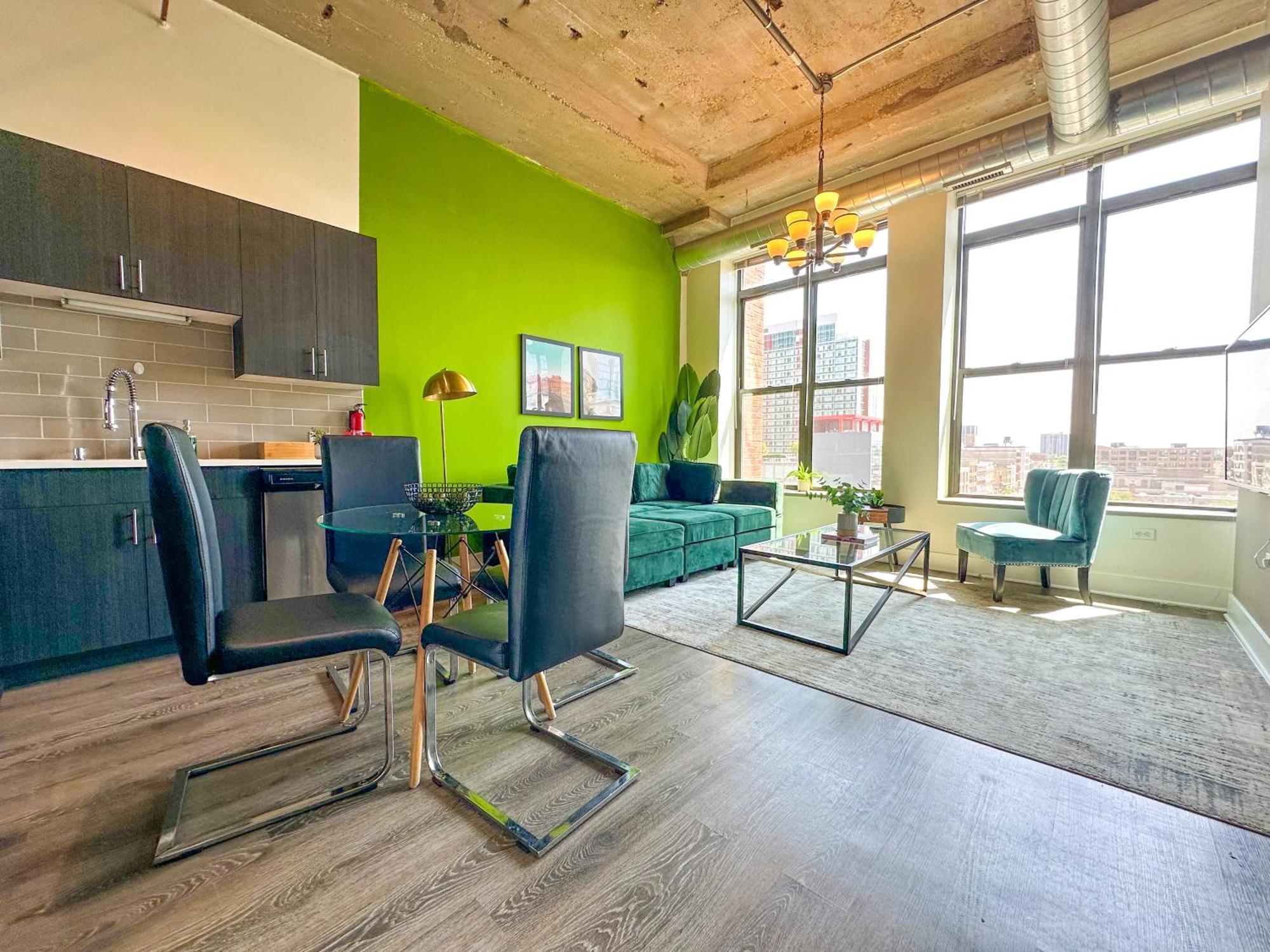 Mccormick 2br-2ba Family Unit For Up To 8 Guests With Optional Parking & Gym Access Chicago