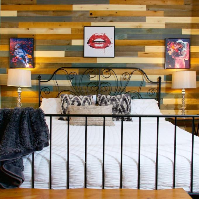 The Banksy 4 Bedroom King Bed - Firepit Rooftop Near United Center * Chicago